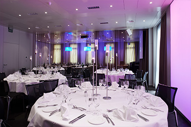 Eventsaal mit gedeckten Tischen Hotel Continental Park