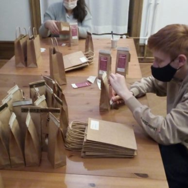 Weihnachtspäckchen abpacken