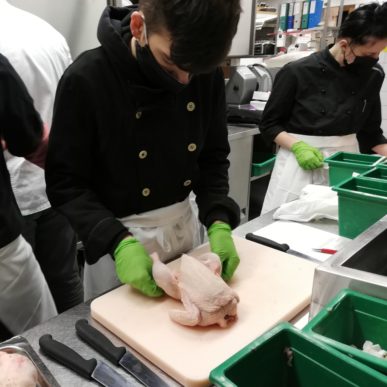 Ausbildung Blockwoche Poulet rüsten und kochen