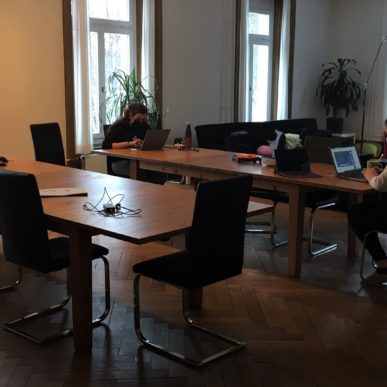 Auszubildende am Arbeiten am Laptop während der Blockwoche My Project