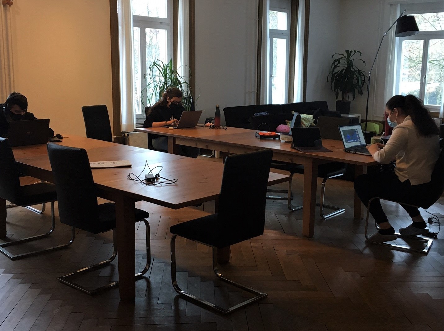 Auszubildende am Arbeiten am Laptop während der Blockwoche My Project